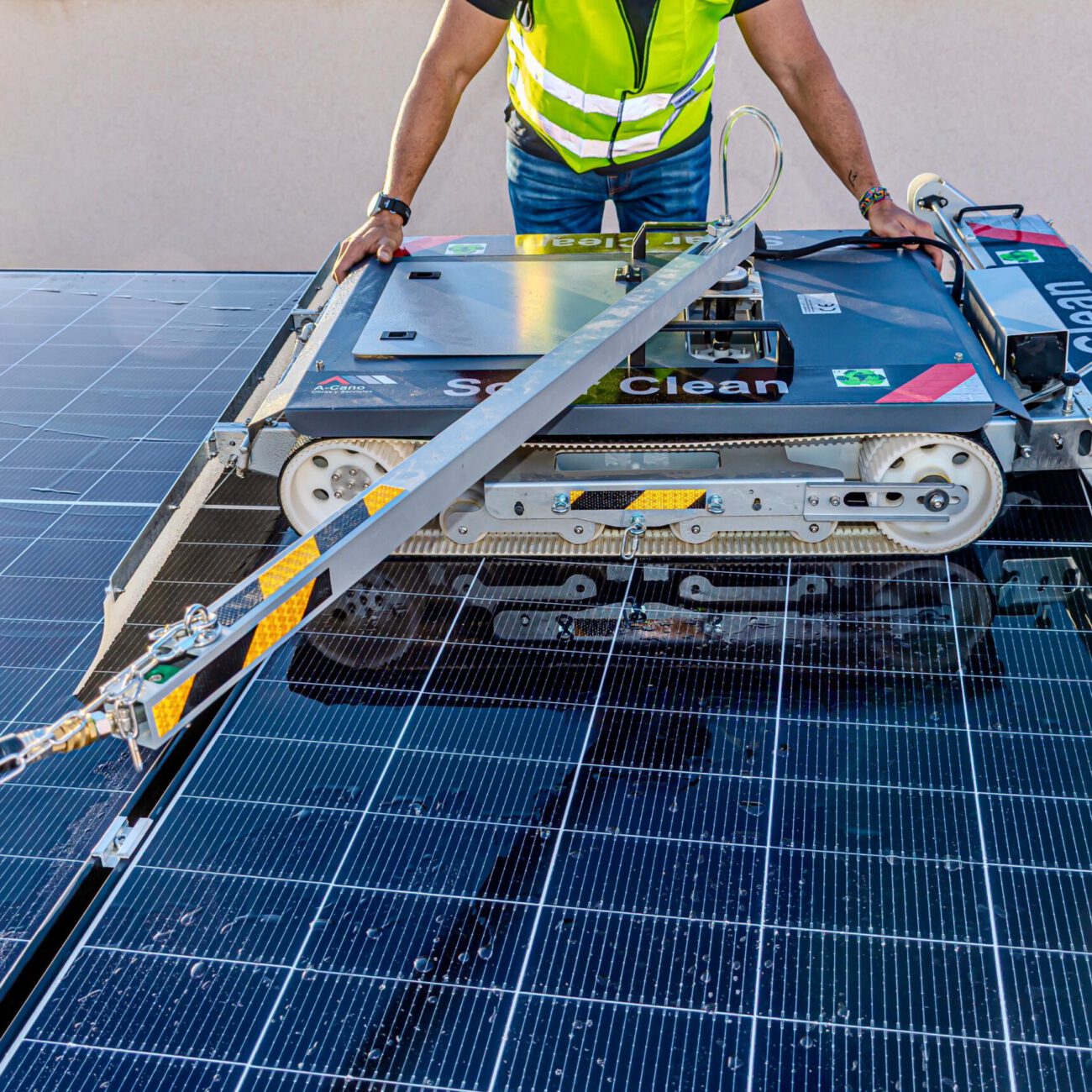 Robot Pro 1300 – Robot autónomo de limpieza solar