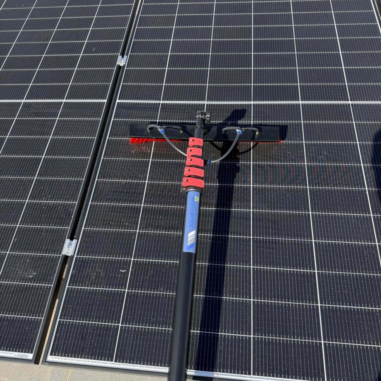 Cepillo Manual Pro M9 – Limpieza solar con pulverización integrada